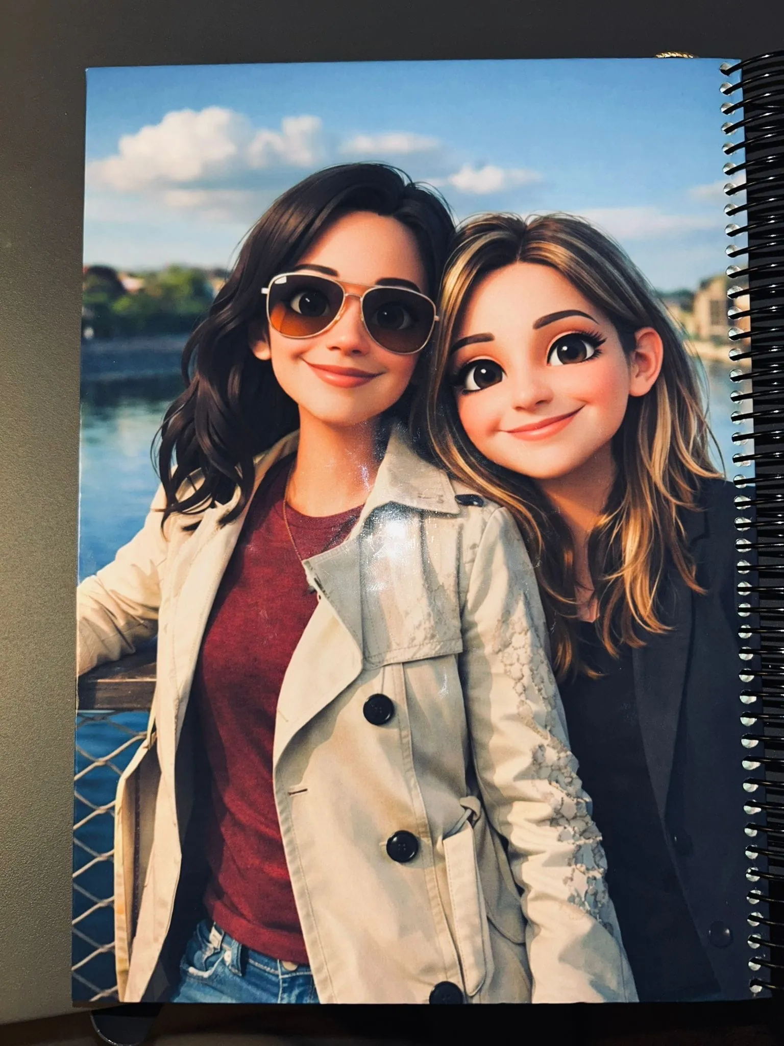 Agenda com capa ilustrada de duas amigas num passeio à beira-rio