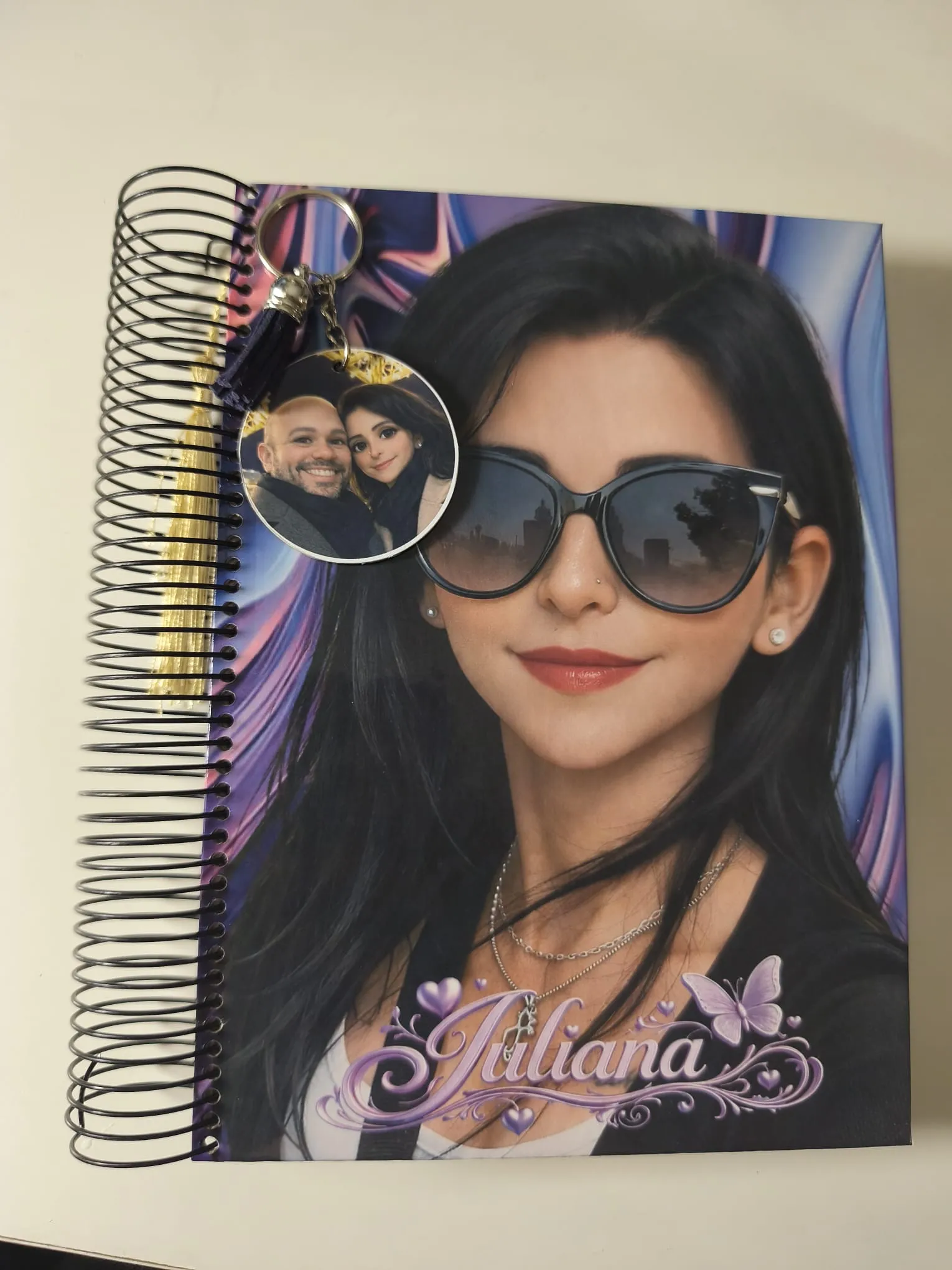 Agenda com capa ilustrada da Juliana e pendente com foto do casal
